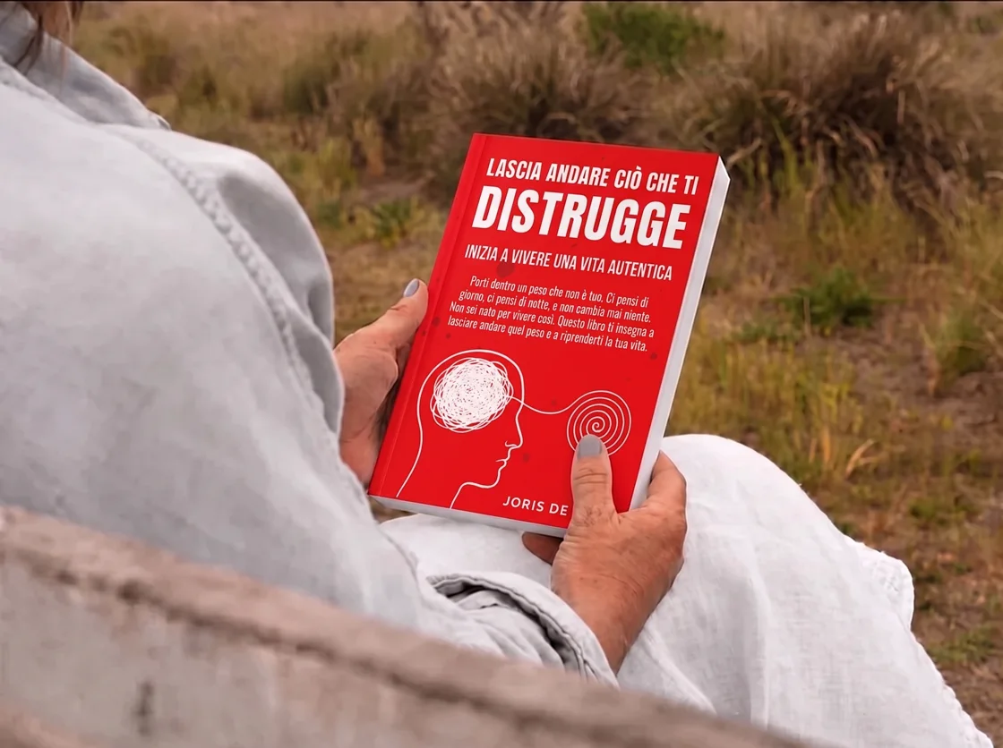Lascia andare ciò che ti distrugge, il libro tra le mani di una lettrice